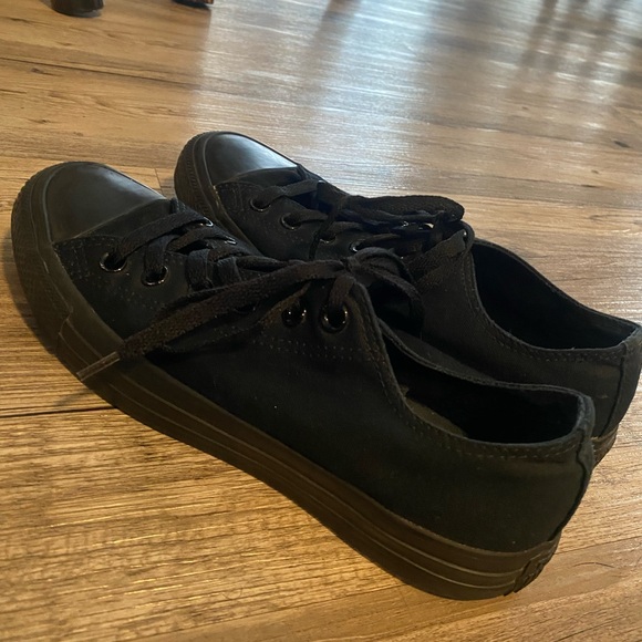 Black Low-Top Converse - Picture 3 of 7